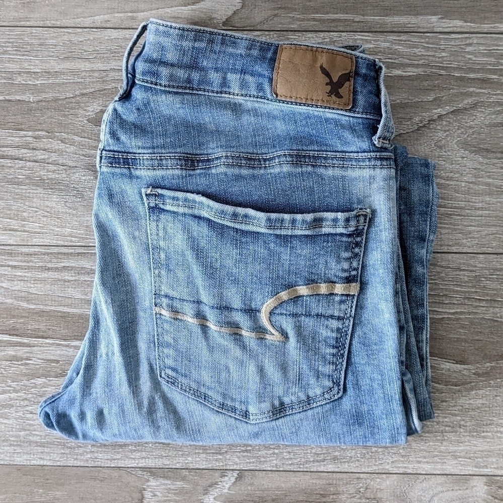 AMERICAN Eagle Outfitters Low Rise Light Wash Jeans Size 2 Short